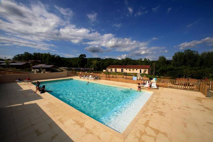 Parc de vacances pour 4 personnes, avec Terrasse ainsi que Jardin et Piscine à Marminiac