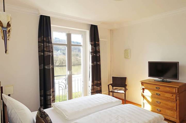 Ganze Wohnung, Traumlage - Exklusive Komfortwohnung Zell (Mosel) mit Balkon und Wasserblick in Zell Stadt (Mosel), Zell (Mosel)