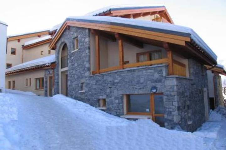 Appartement entier, Appartement cosy, 5 pers, centre village, proche pistes, balcon, parking, WIFI, draps inclus in Lanslevillard, Région de Saint-Jean-de-Maurienne