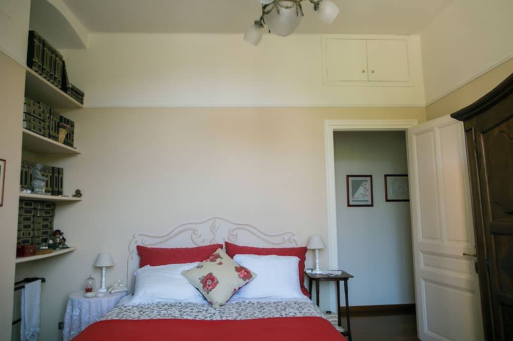 Entire apartment, Agapantus apartment in a 19th century villa in Dolceacqua, Ligurian Alps