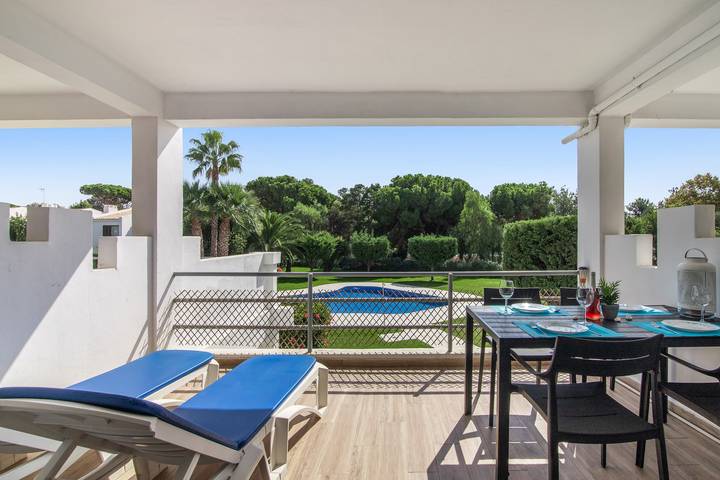 Entire apartment, Apartment 'Copacabana Jardim' with shared pool, Wi-Fi and air conditioning in Vilamoura, Quarteira
