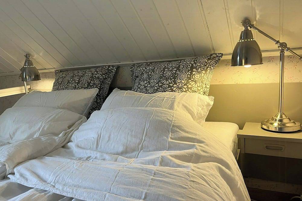 Hütte mit Uferlinie am Brusdalsvannet in Ålesund
