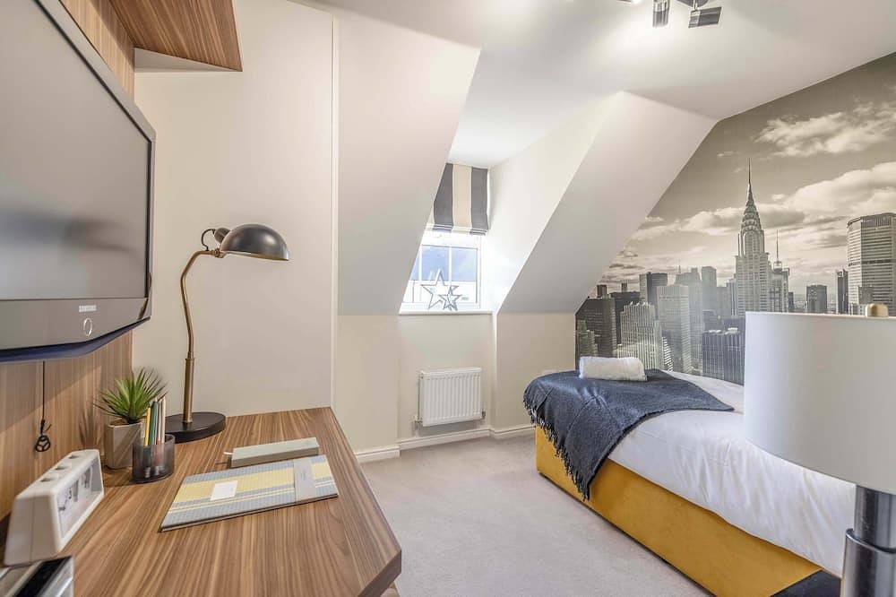 Elegant 4-Bed |Private Garden |Parking By Tempstay in Thorpe Park, Surrey