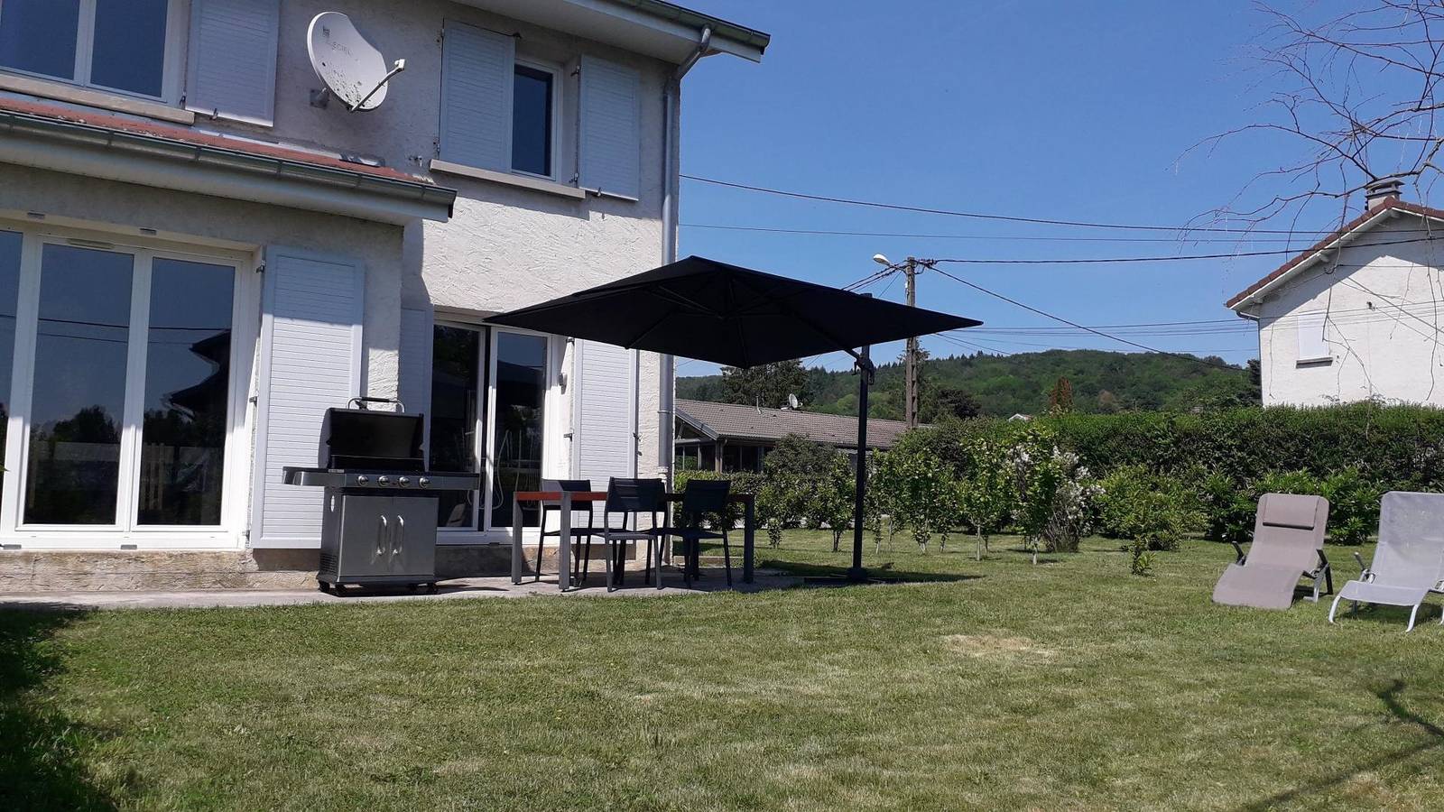 Cottage en bord de mer avec jardin et Wifi in Port-Lesney, Jura