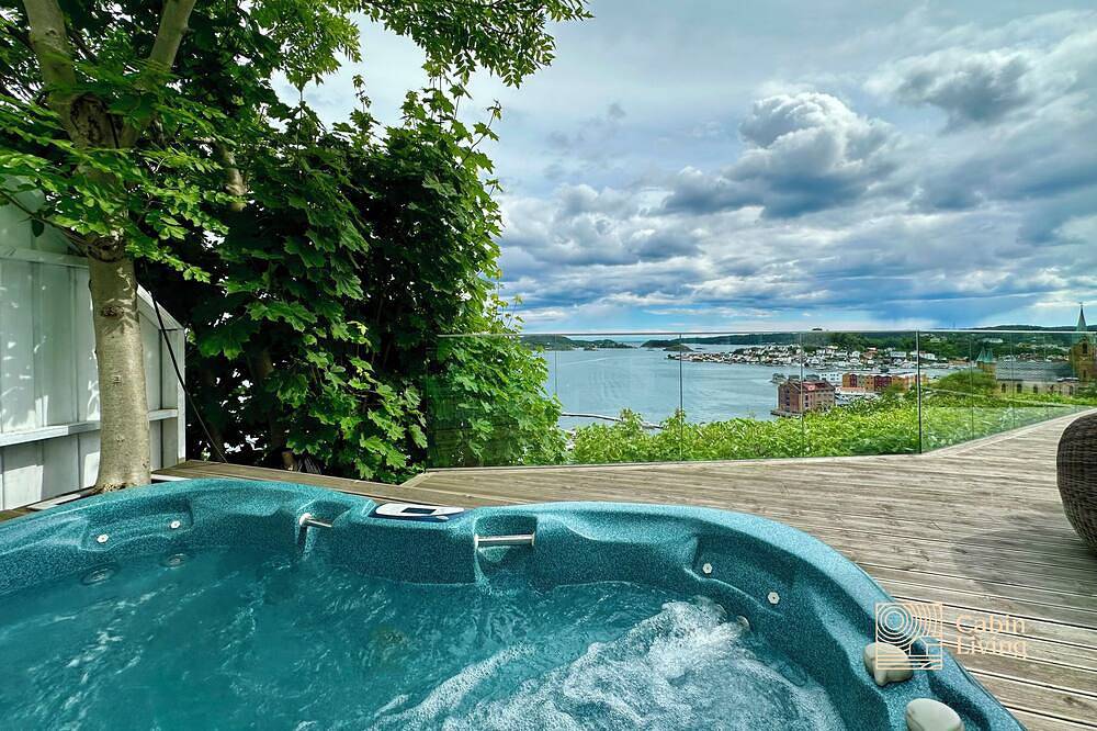 Villa in Kragerø unique view, jacuzzi, boat space & outdoor kitchen in Kragerø