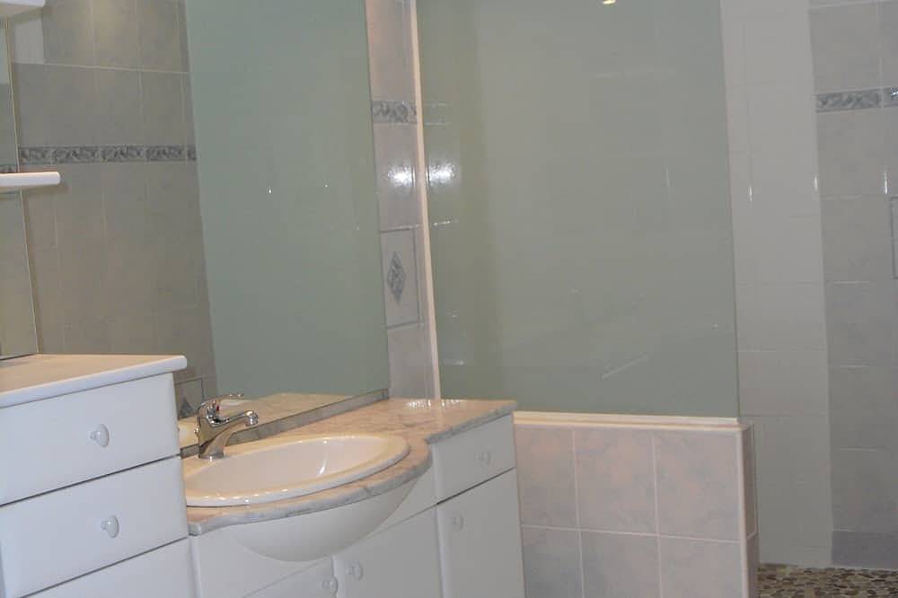 Ganze Wohnung, Schöne, helle 75m²-Wohnung mit Garten eingezäunt in Arles, Mittelmeerküste (Frankreich)