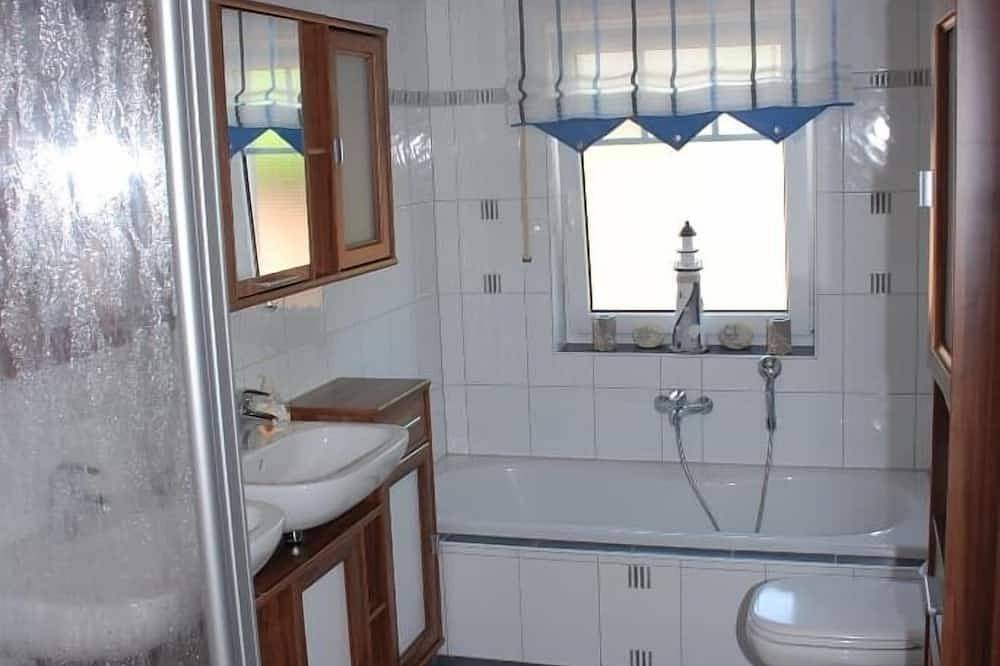 Ganze Wohnung, Großes, helles Appartement (90qm) für bis zu 6 Personen in Seenähe in Wackersdorf, Naturpark Oberpfälzer Wald