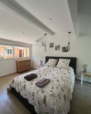 Chambre d’hôte pour 2 personnes, avec piscine ainsi que jardin et vue à Entrecasteaux