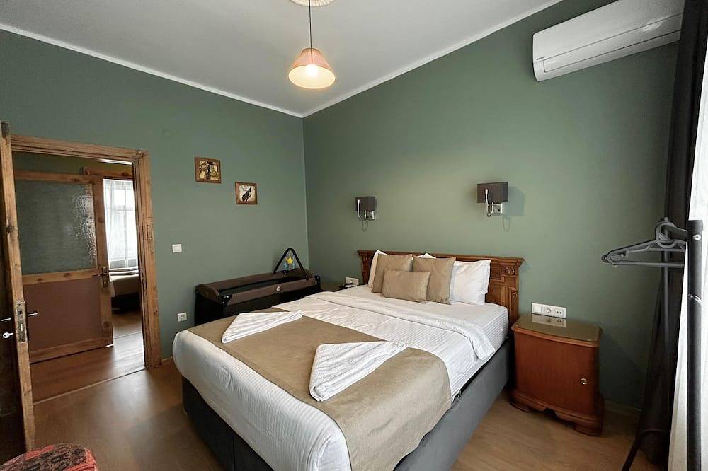 Golden Horn Gem: 3-Bedroom Apartment with Scenic Terrace and Seaside Location in Fatih, Istanbul