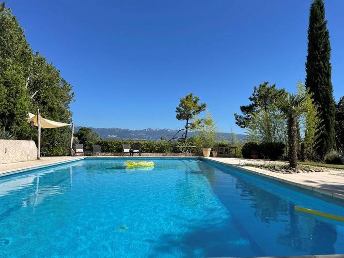 Chambre d’hôte pour 2 personnes, avec piscine et terrasse ainsi que jardin et vue