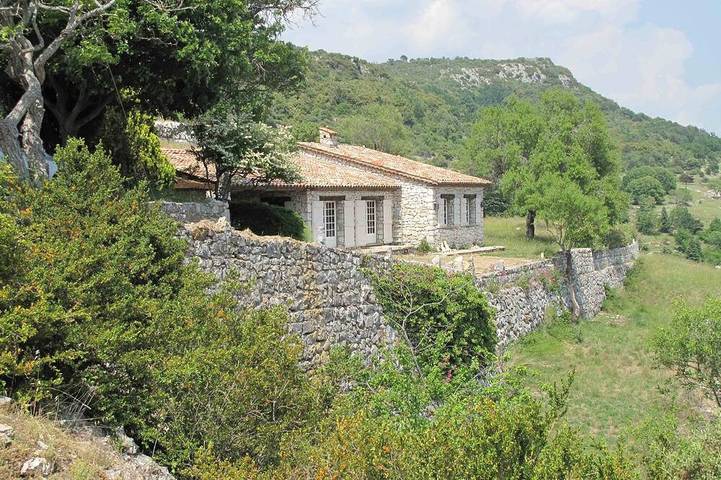 Location de vacances pour 5 personnes, avec jardin et terrasse à Mons (Var)