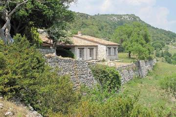 Gîte pour 5 personnes, avec jardin et terrasse à Mons (Var)