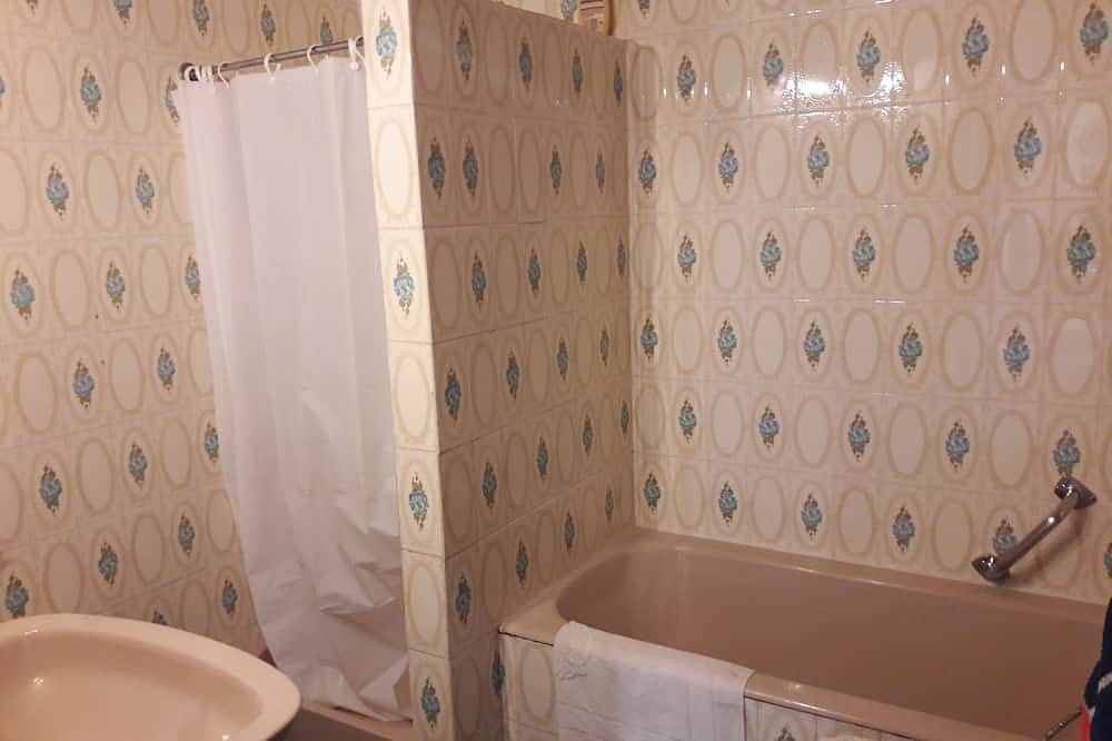 Rez-de-chaussée de villa, 2 pièces, 2 à 3 personnes in Hyeres, Parc national de Port-Cros