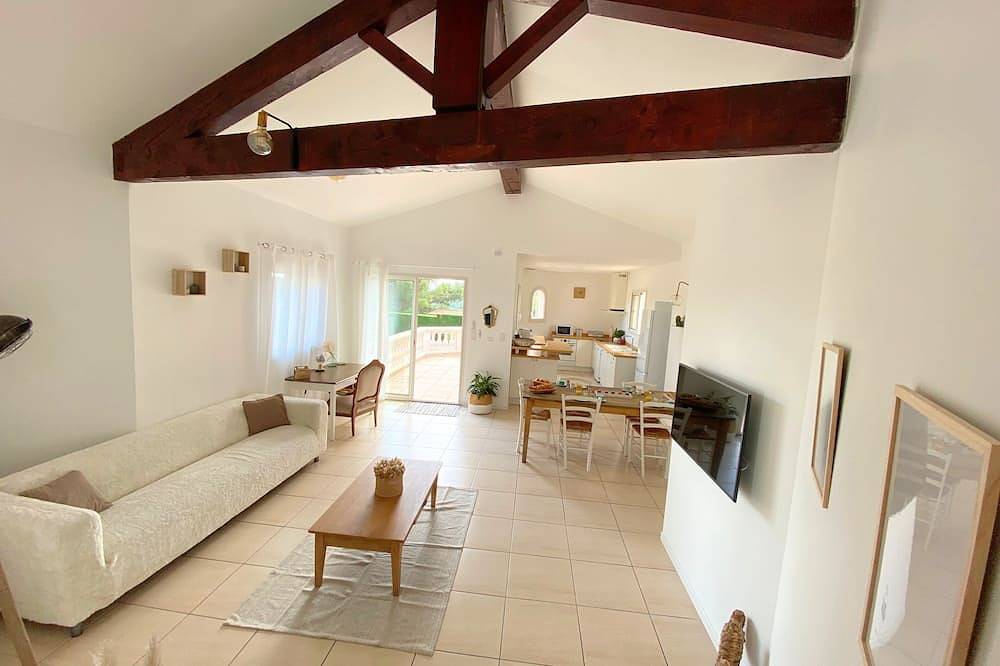 Les hauts de la pinède air-conditioned villa Swimming pool, jacuzzi & boules court. in Thézan-lès-Béziers, Region de Béziers