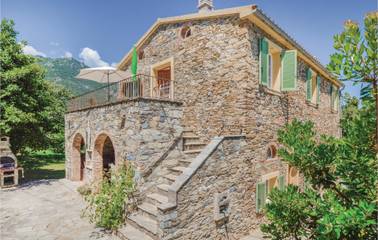 Gîte pour 8 personnes, avec piscine ainsi que terrasse et jardin à Santa-Maria-Poggio