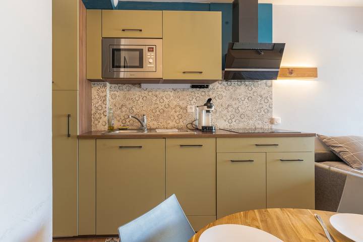 Entire apartment, Apartment 'Studio Golf De Pont Royal' with Mountain View, Wi-Fi and Air Conditioning in Mallemort, Arles region