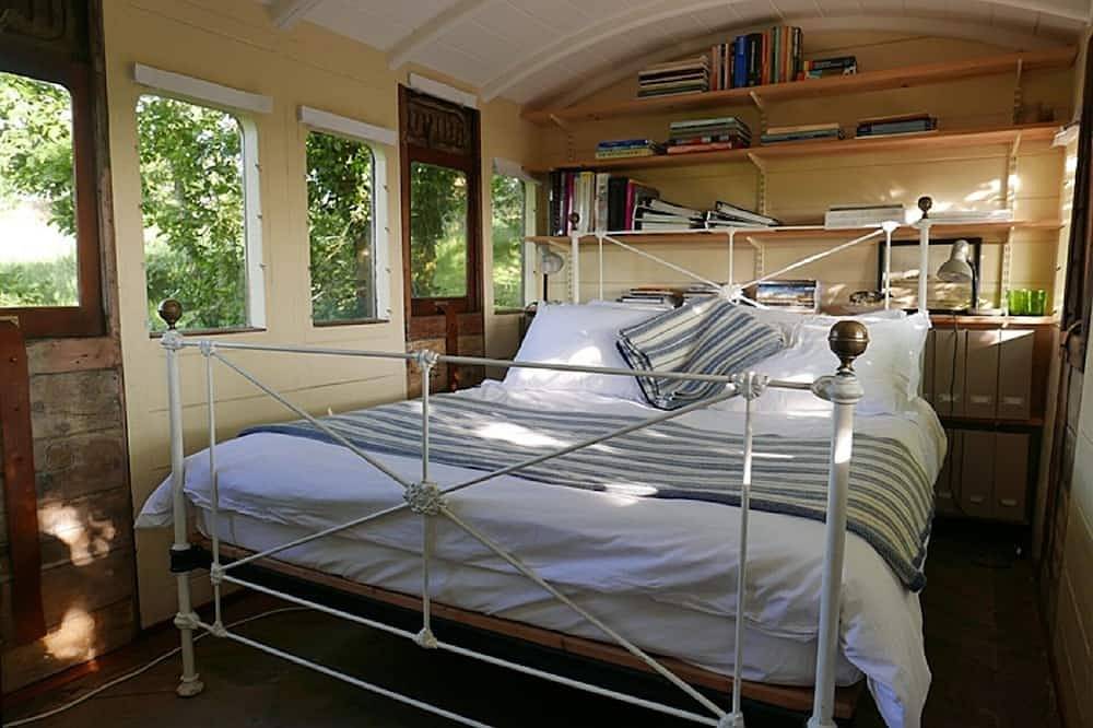 Entire apartment, Tremerlin. Unique and Magnificently Situated 8 acre Waterside Artists' Retreat in Helford, Cornwall