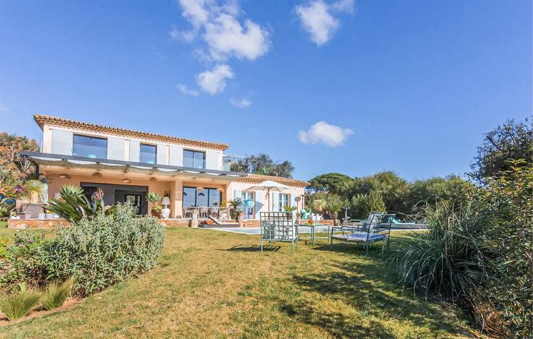 Location de vacances pour 8 personnes, avec jardin ainsi que piscine et terrasse dans Plage Guerrevieille Grimaud