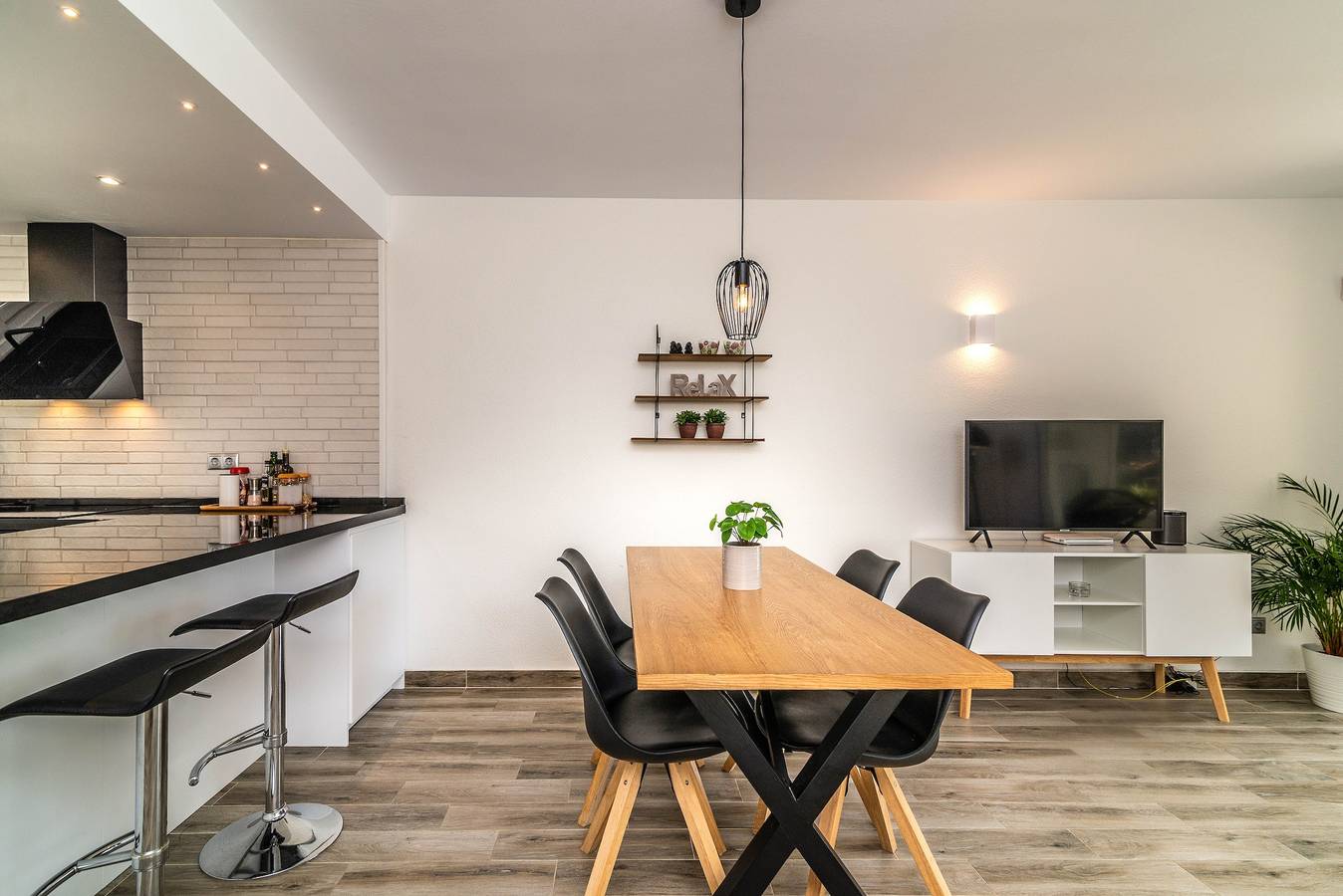 Ganze Wohnung, Schöne Ferienwohnung in Miraflores mit Meerblick, Gemeinschaftspool und Wlan in La Cala de Mijas, Mijas