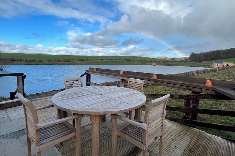 Cedar Lodge - Idyllically situated Lakeside & private hot tub fishing riding in Coldstream, Northumberland