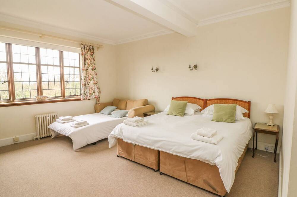Hoath House, pet friendly, luxury holiday cottage in Chiddingstone in Chiddingstone, Kent