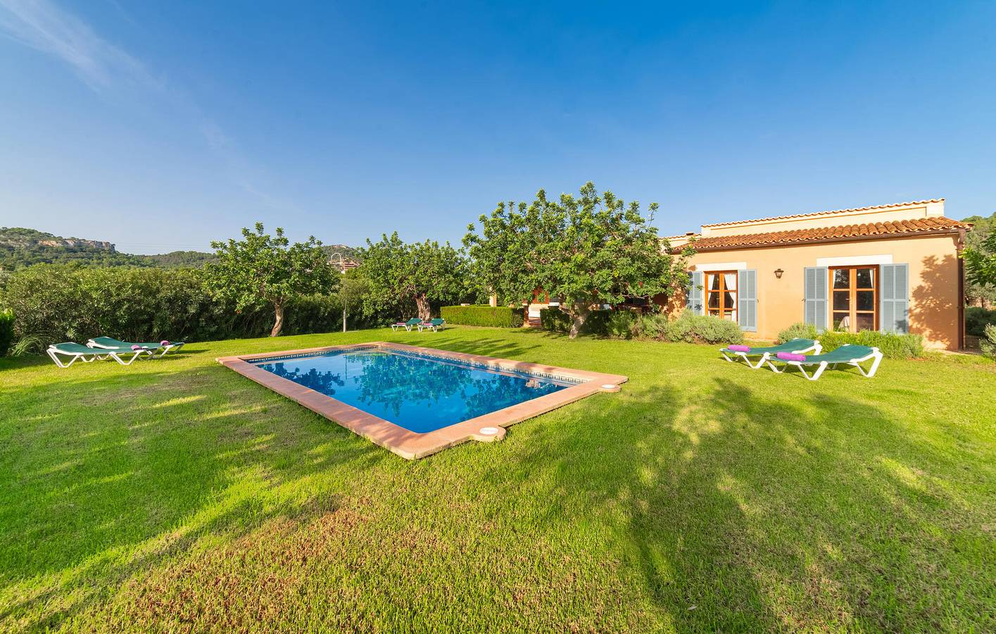 Sonniges Apartment mit Terrasse und Pool - 1,5 km zum Strand in Son Servera, Mallorca Osten