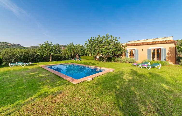 Finca für 6 Personen, mit Terrasse und Garten in Son Servera