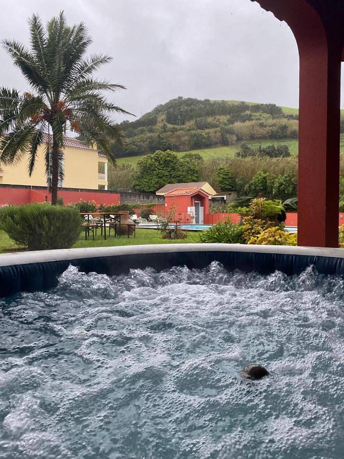 Pousada para 2 pessoas, com piscina e jardim e ainda jacuzzi nos Açores