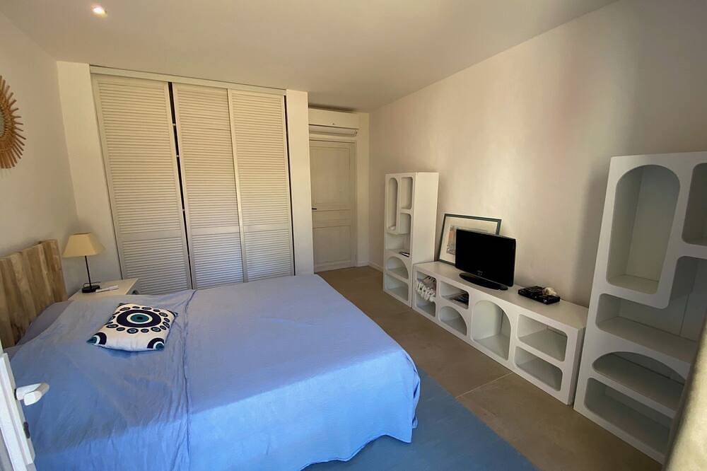 Villa Overlooking The Village Of Ramatuelle With View Of The Vineyards in Ramatuelle, Draguignan region