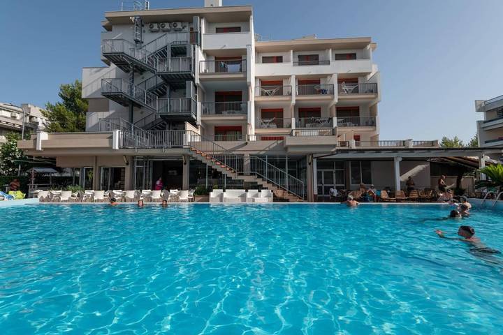 Appartamento per 4 persone, con Balcone e Terrazza nonché Idromassaggio e Giardino a Villa Rosa