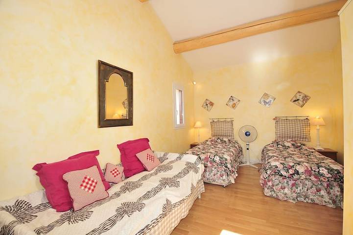 South-facing Provencal villa. Dominant view. Swimming pool open from April to October in Beaumes-de-Venise, Vaucluse