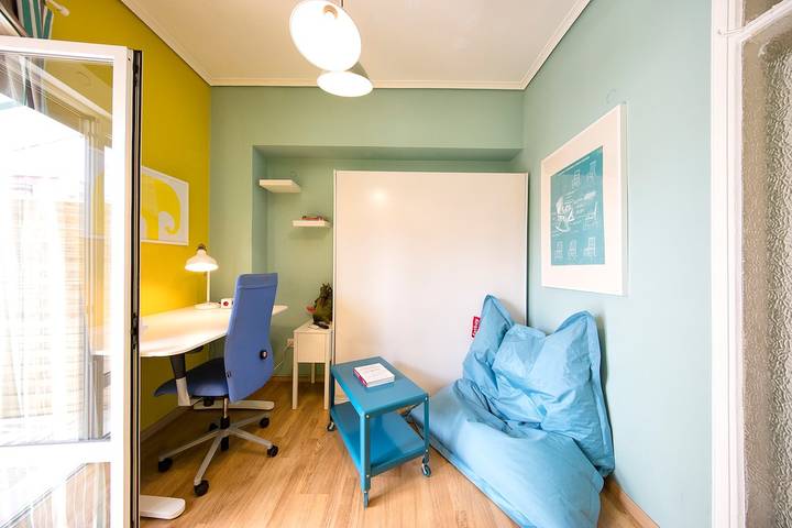 Entire apartment, -Startupper's Pad in real Athenian nei in Central Section of Athens, Athens