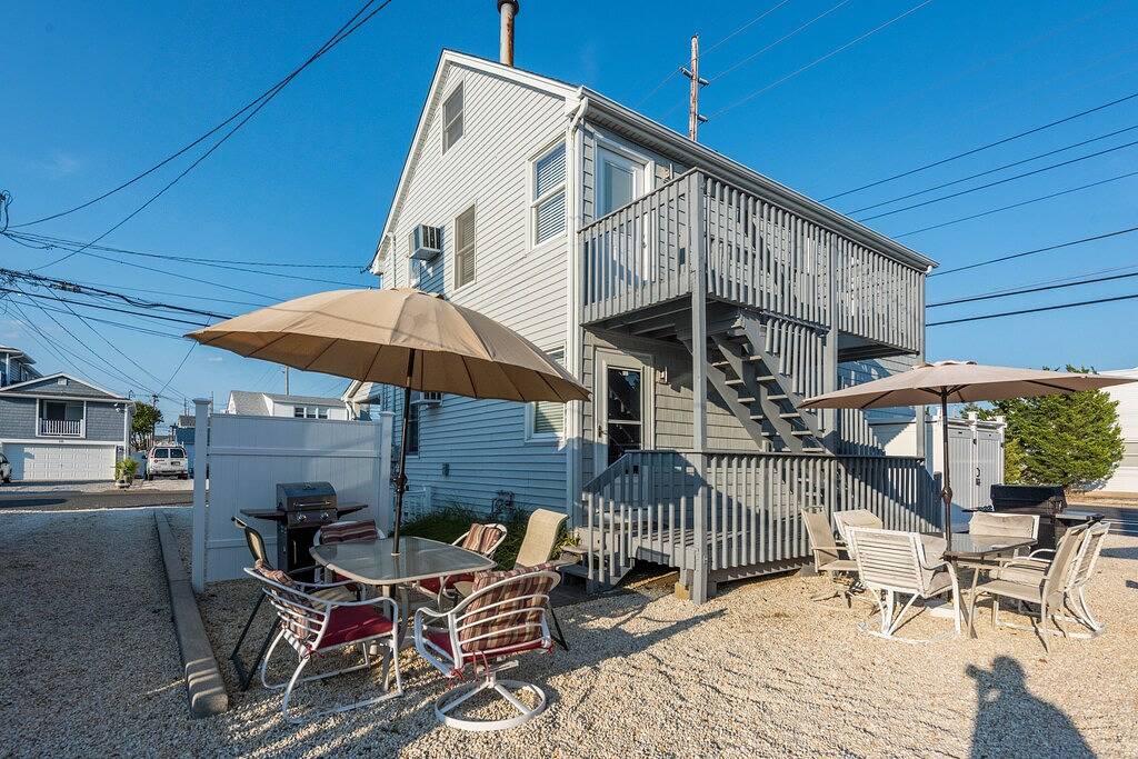 2026 Lavallette New Kitchen and Bathroom, Outdoor Shower & Beach Badges Included in Toms River, Ocean County