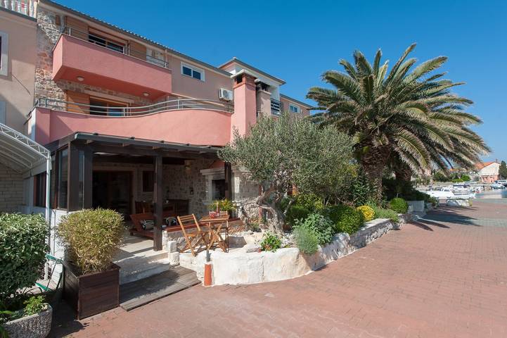 Ganze Wohnung, 2-Zimmer-Ferienwohnung am Strand Poljana, Ugljan -c in Plaža Poljana, Poljana