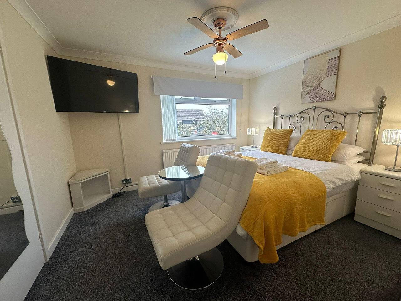 4 Bed House - Sleeps 8 - Pets - Parking - Wifi in Clacton-on-Sea, Essex