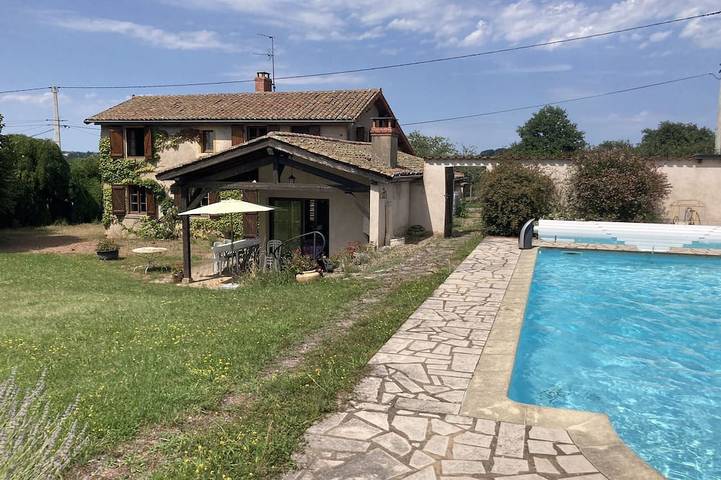 Cottage pour 12 personnes, avec terrasse et jardin, animaux acceptés dans Saint-Denis-de-Cabanne