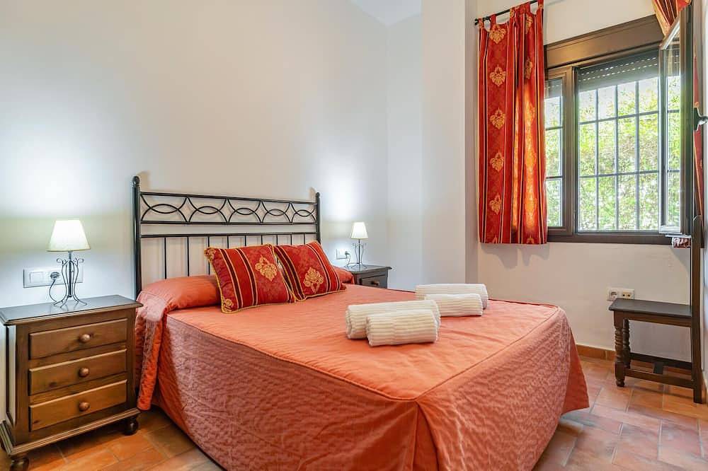 Lovely home in Minas del Castillo de in Minas del Castillo de las Guardas, El Castillo de las Guardas