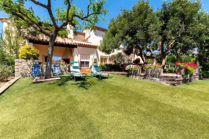 Location de vacances pour 5 personnes, avec jardin et bassin pour enfant ainsi que vue et piscine dans Bonmont Terres Noves - 4