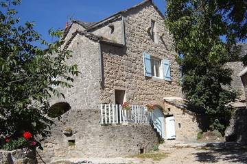 Gîte pour 6 personnes, avec jardin et terrasse à Saint-André-de-Vézines