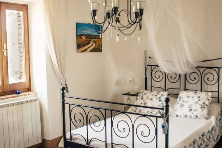 Entire apartment, Idyllic Tuscan-Umbrian apartments within a villa with pool in Città della Pieve, Perugia Province