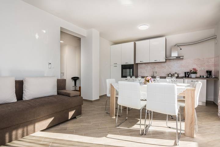 Ferienwohnung für 4 Personen, mit Pool und Garten sowie Balkon - 1
