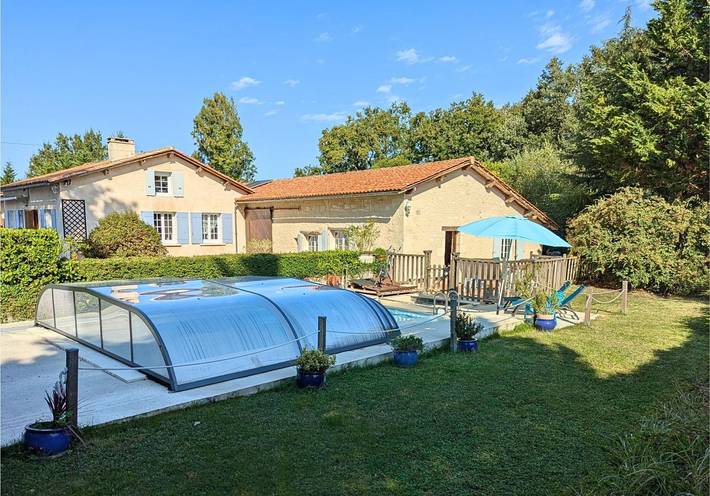 Gîte pour 6 personnes, avec terrasse ainsi que jardin et piscine à Saint-Romain