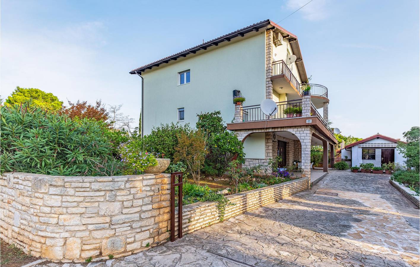 Entire holiday apartment, Charming 1-Bedroom Apartment with Terrace, 700m to Bijela Beach in Premantura, Southcoast Istria