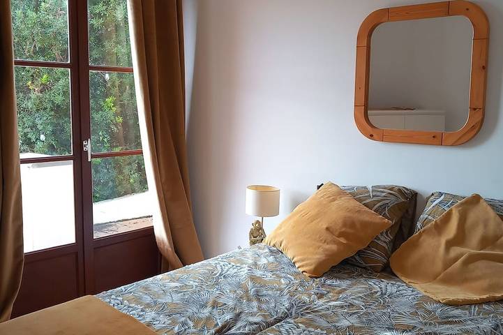 Entire apartment, Flat by the seaside, large view on the Sagone bay, beach 6 minutes walking in Sagone, Vico