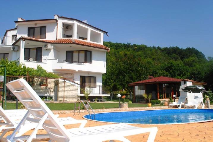 Maison d’hôte pour 15 personnes, avec jacuzzi ainsi que piscine et jardin en Bulgarie