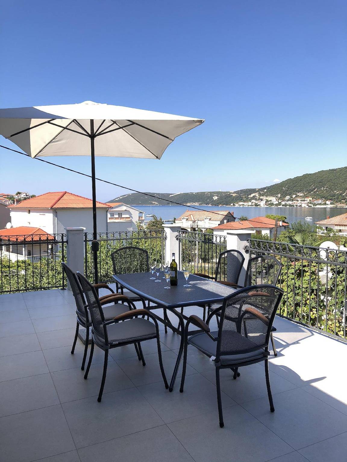 Ganze Ferienwohnung, Fewo "Villa Kate" mit Aussicht auf das Wasser in Supetarska Draga, Rab