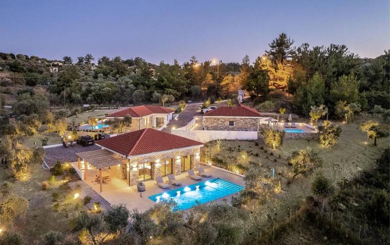 Villa pour 6 personnes, avec Balcon et Terrasse ainsi que Jardin et Piscine