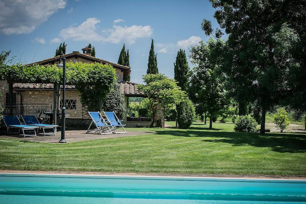 Una villa con vista su Monteriggioni e una piscina privata in Monteriggioni, Chianti