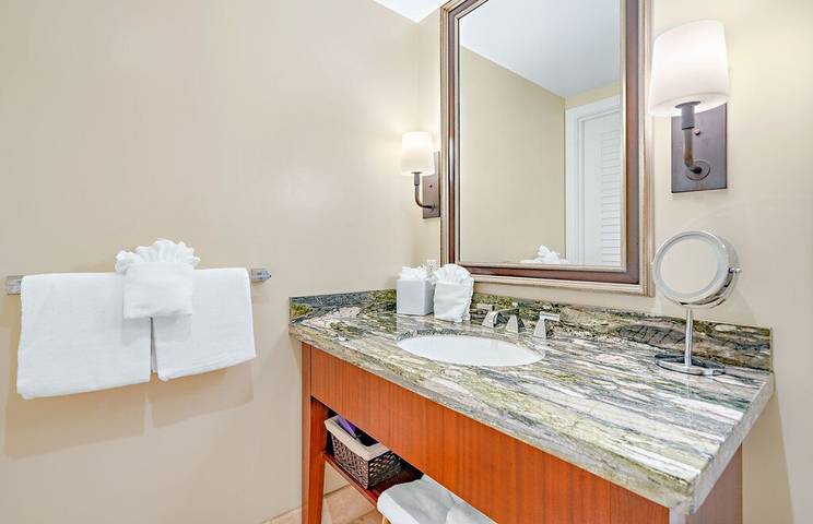 Beach rental for 8 people, with hot tub and pool as well as yard and balcony on Maui