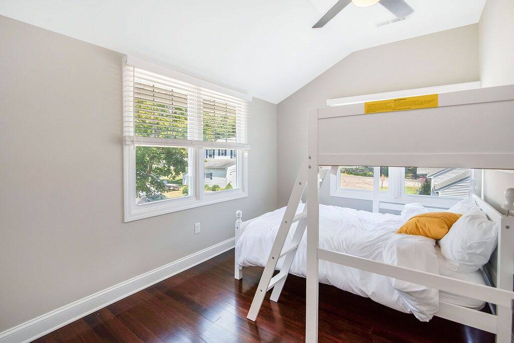 Old Lyme Shores Beach house! Walk to water! in Old Lyme, Connecticut